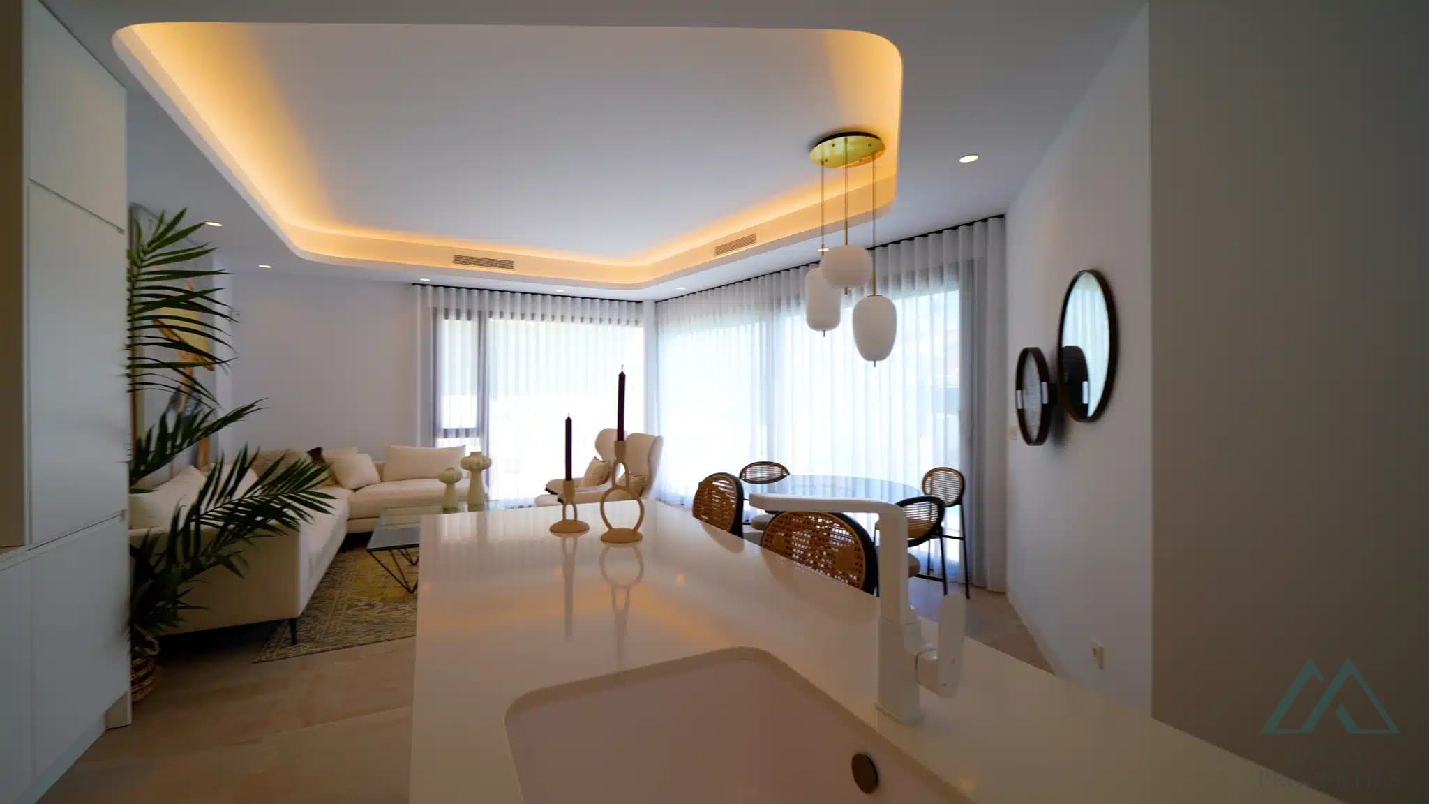 4-izbová vila v Villa Le Mans, Los Altos s privátnym bazénom - foto 7