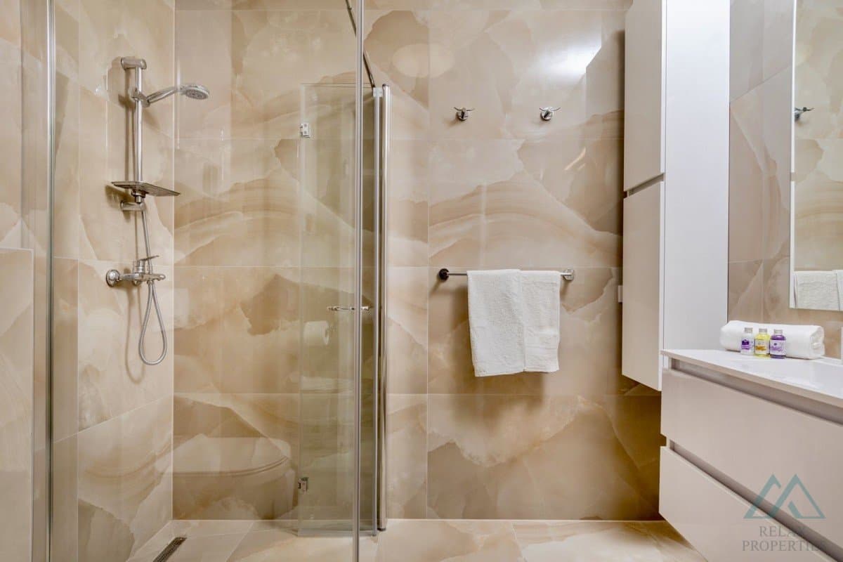 Zrekonštruovaný apartmán s výhľadom na more a veľkou záhradou – Trogir, 100 m od mora - foto 12