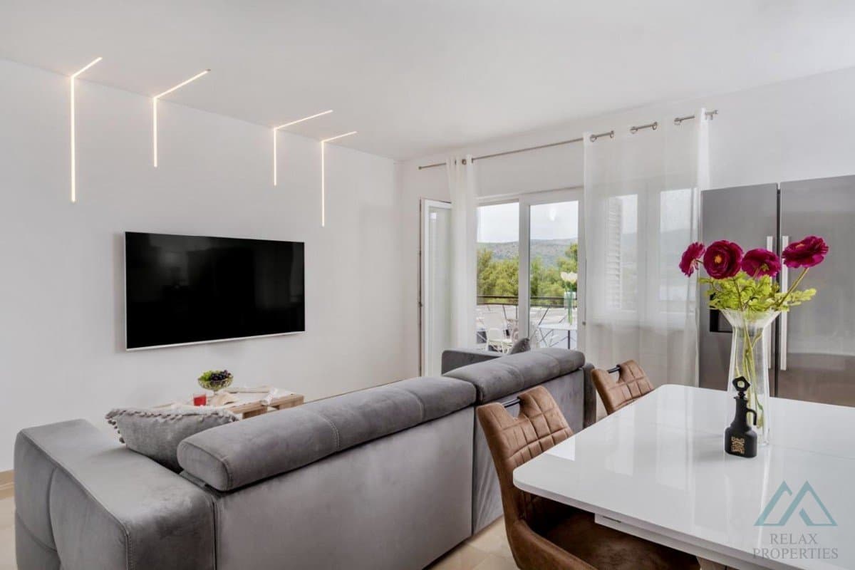 Zrekonštruovaný apartmán s výhľadom na more a veľkou záhradou – Trogir, 100 m od mora - 3