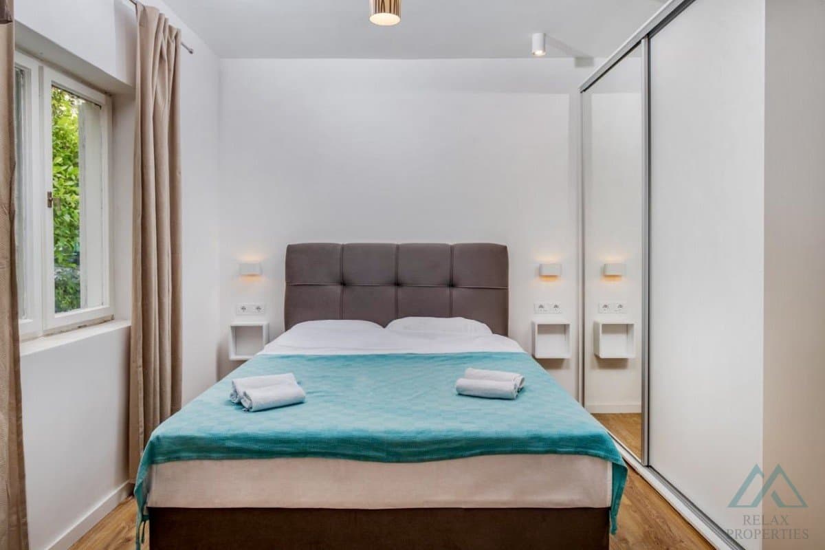 Zrekonštruovaný apartmán s výhľadom na more a veľkou záhradou – Trogir, 100 m od mora - foto 7