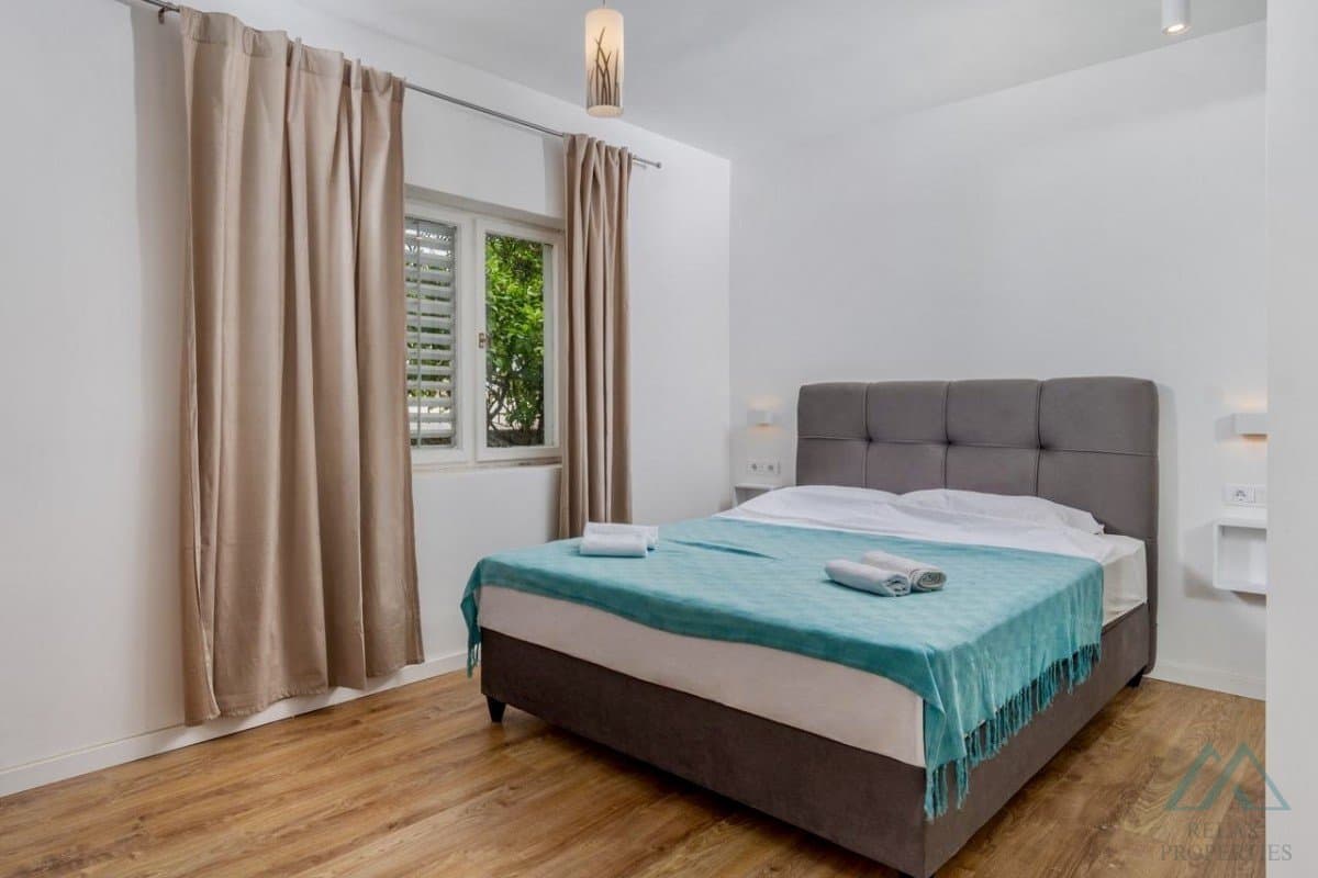 Zrekonštruovaný apartmán s výhľadom na more a veľkou záhradou – Trogir, 100 m od mora - foto 8