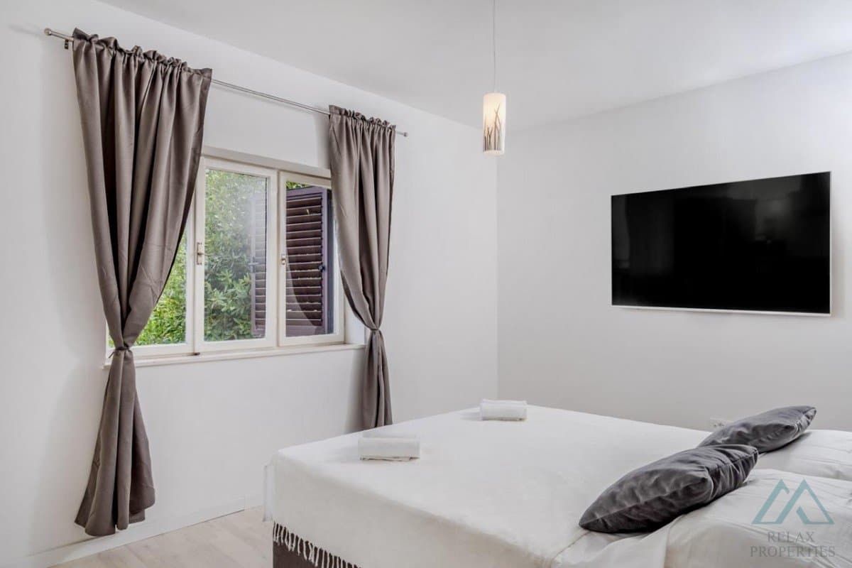 Zrekonštruovaný apartmán s výhľadom na more a veľkou záhradou – Trogir, 100 m od mora - foto 9