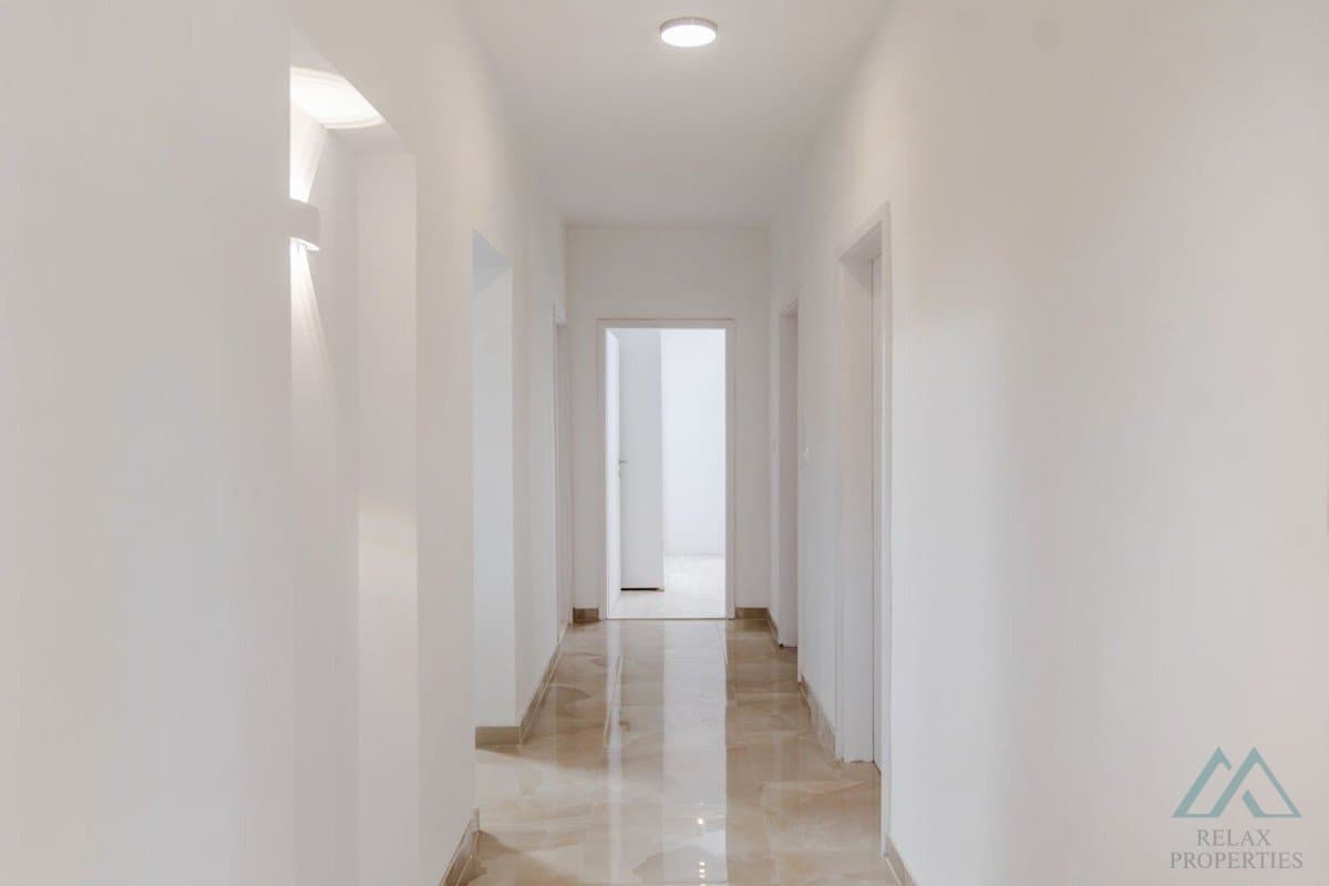 Zrekonštruovaný apartmán s výhľadom na more a veľkou záhradou – Trogir, 100 m od mora - foto 11