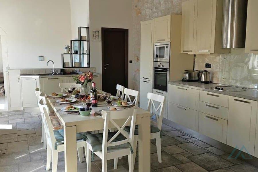 Tradičný kamenný dom s bazénom a výhľadom na more – ostrov Brač, 30 m od mora - foto 7