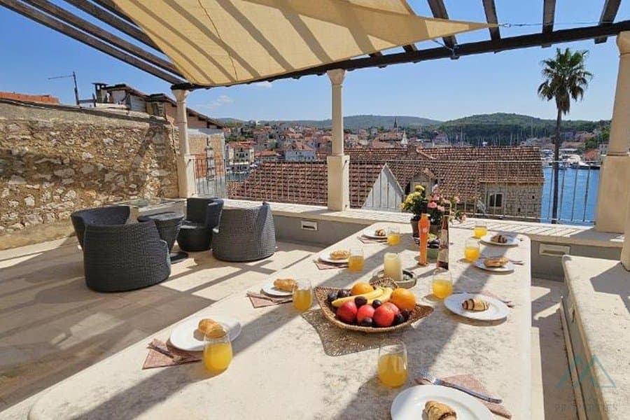 Tradičný kamenný dom s bazénom a výhľadom na more – ostrov Brač, 30 m od mora - foto 14