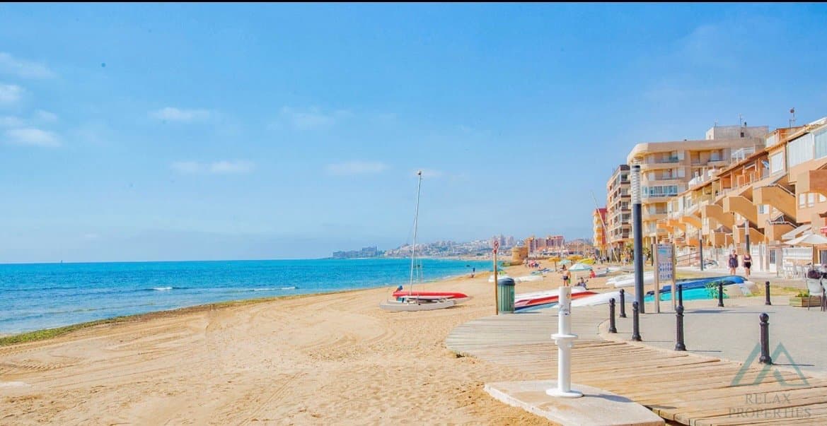 Apartmán v La Mata – Torrevieja, 250 m od pláže, komunitný bazén, investičná príležitosť - foto 1