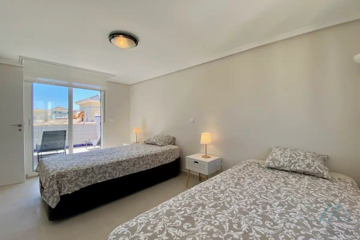 Radový dom s terasou, bazénom v Orihuela Costa - foto 9