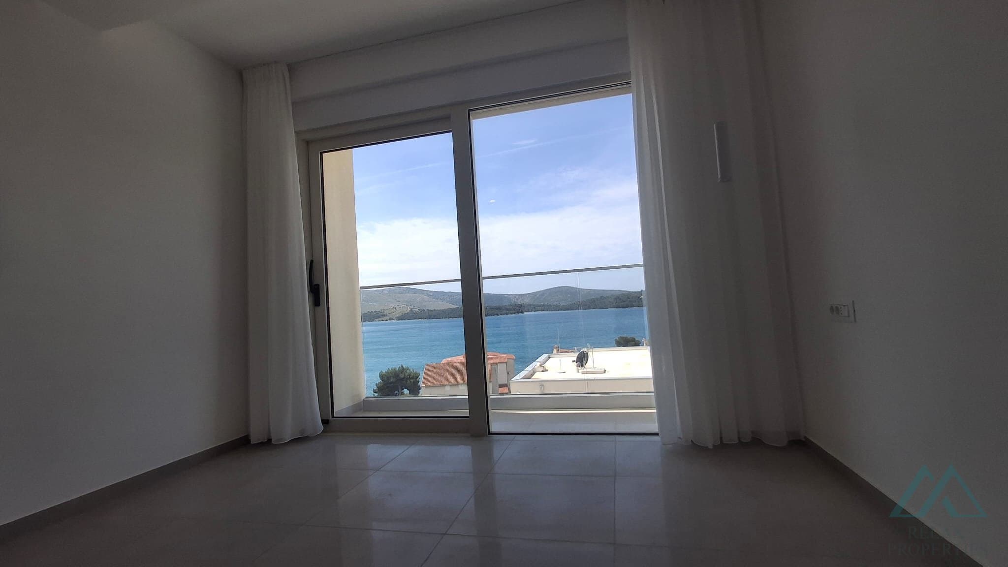 Moderná novostavba vily s bazénom a výhľadom na more – Žaborić, Chorvátsko - foto 7