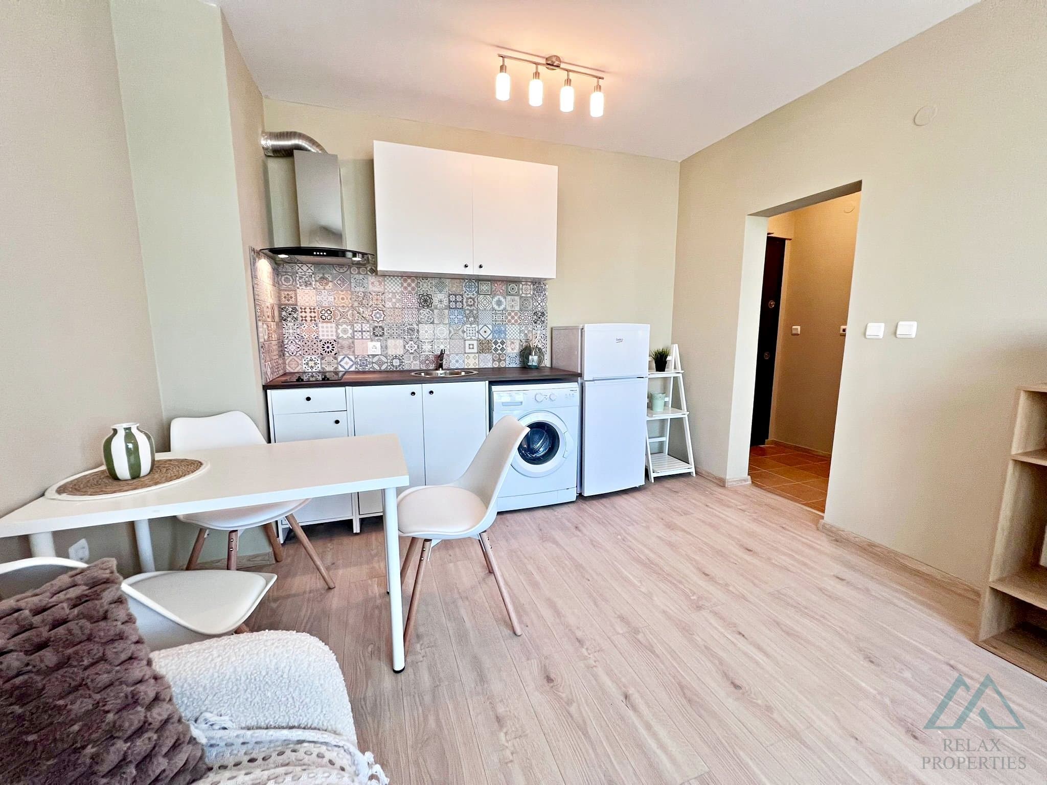 Priestranný 2 izbový apartmán v komplexe Amadeus 5, 720m od mora, Slnečné pobrežie - foto 10