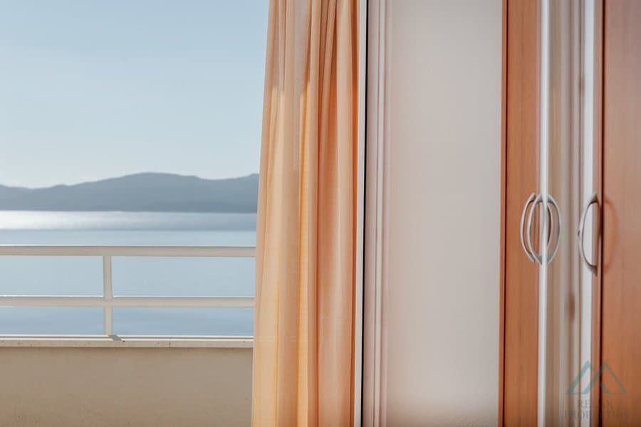 Dom v prvom rade pri mori s apartmánmi – Omišská riviéra, Chorvátsko - foto 6