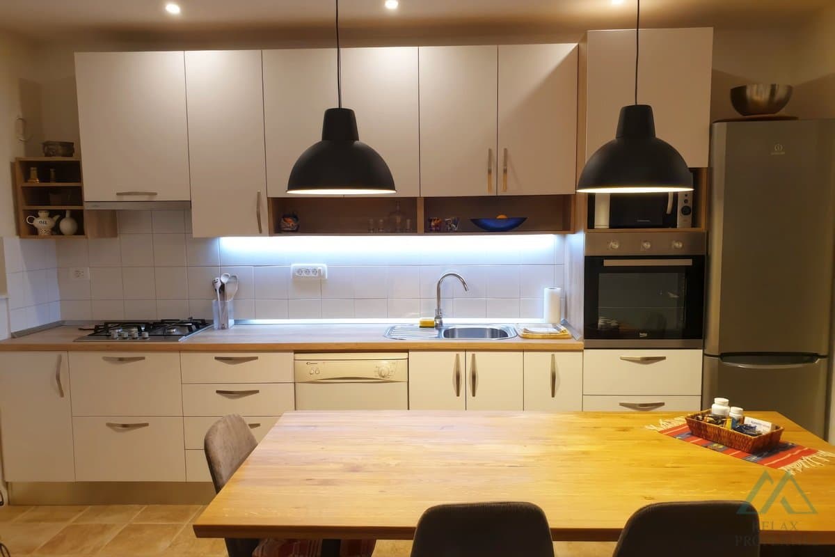 Apartmánový dom s panoramatickým výhľadom na more – Omišská riviéra - foto 9