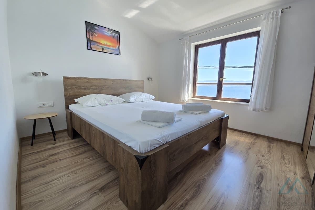 Šarmantný dom s bazénom a výhľadom na more – Omišská riviéra - foto 9