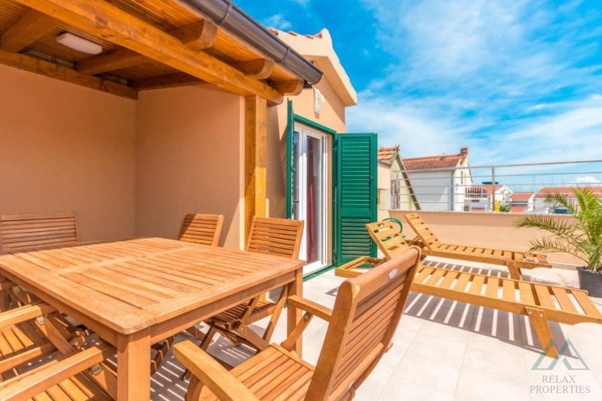 Apartmánový dom na predaj, len 100m od mora, Vodice, Chorvátsko - foto 11