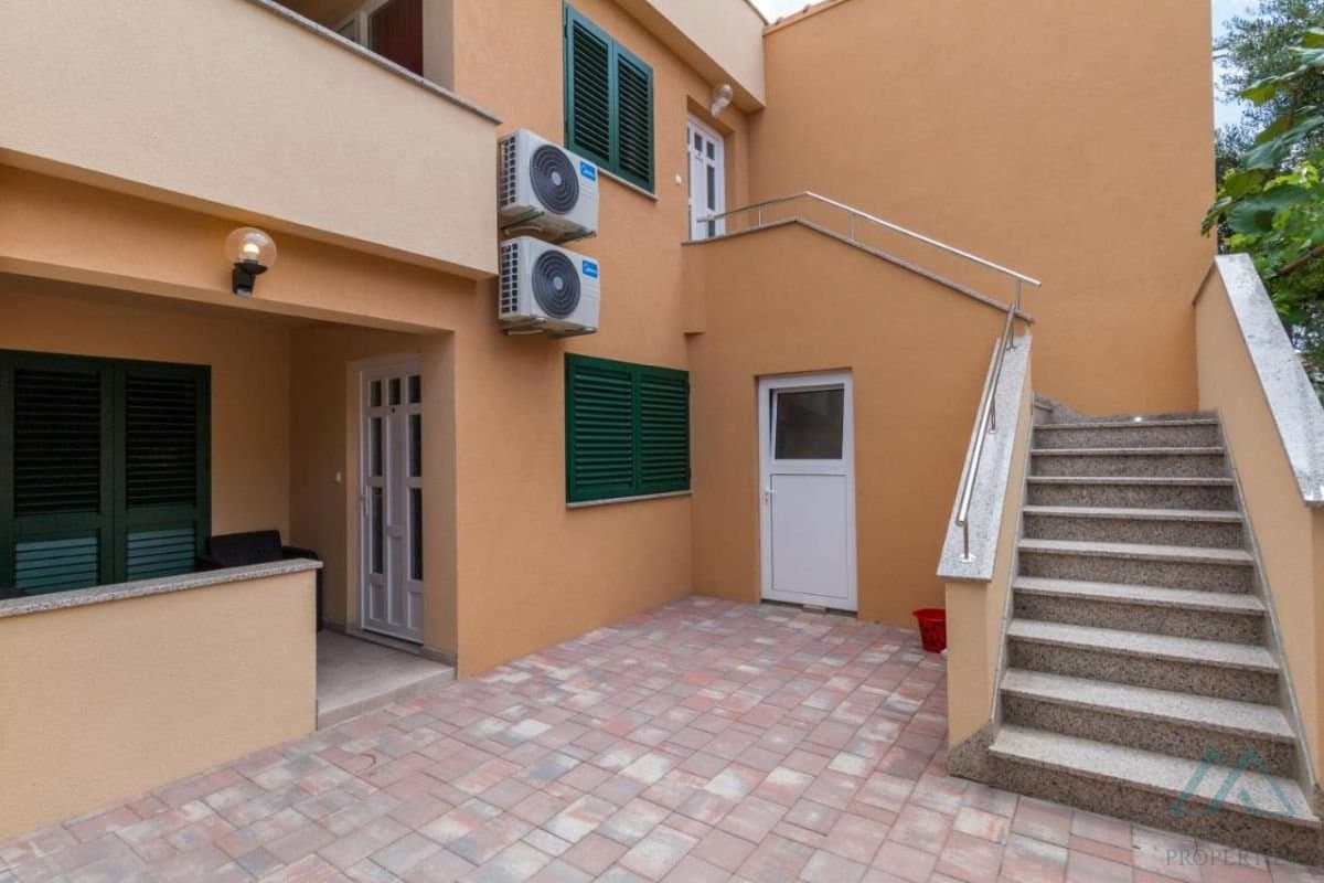 Apartmánový dom na predaj, len 100m od mora, Vodice, Chorvátsko - foto 12