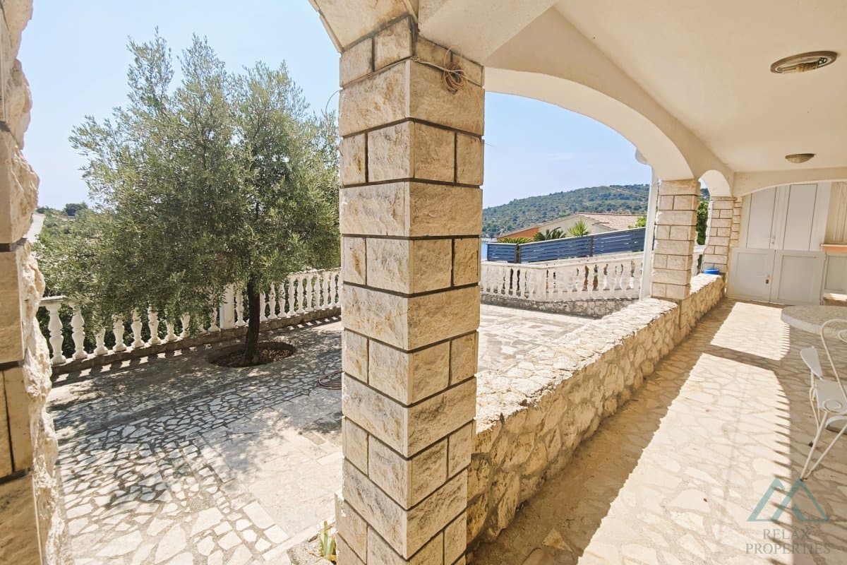 Luxusná vila s bazénom a olivovým hájom len 70 m od mora, Rogoznica, Chorvátsko - foto 9
