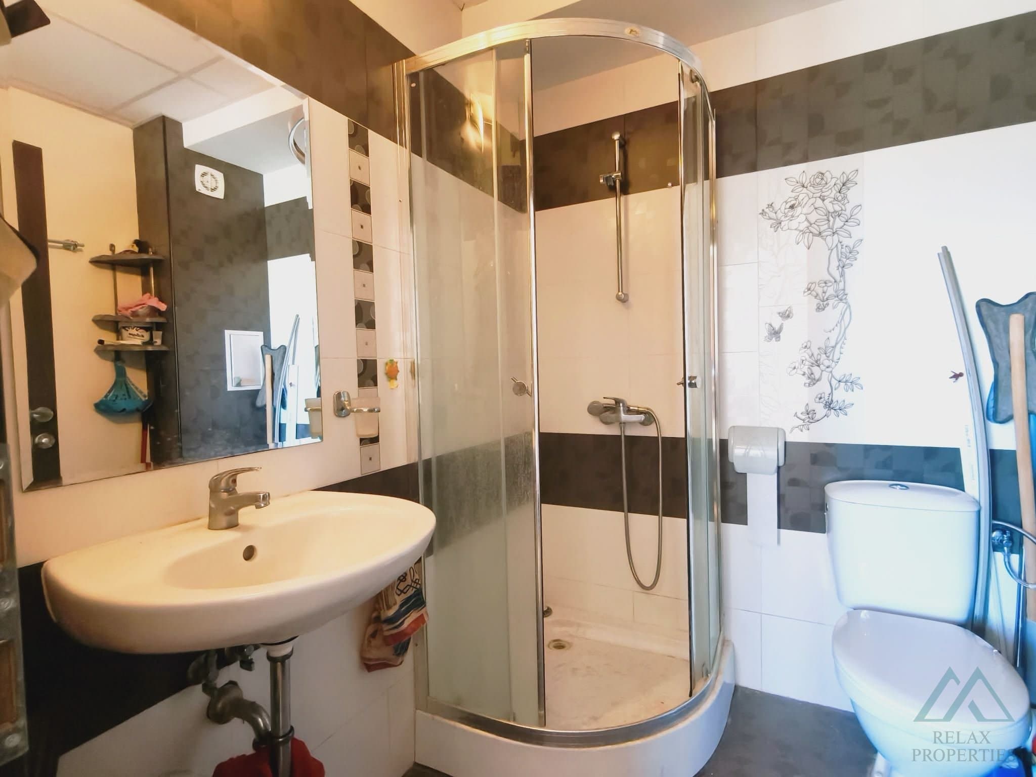 Zariadený 2-izbový apartmán s výhľadom na bazén v centre Slnečného pobrežia - foto 14