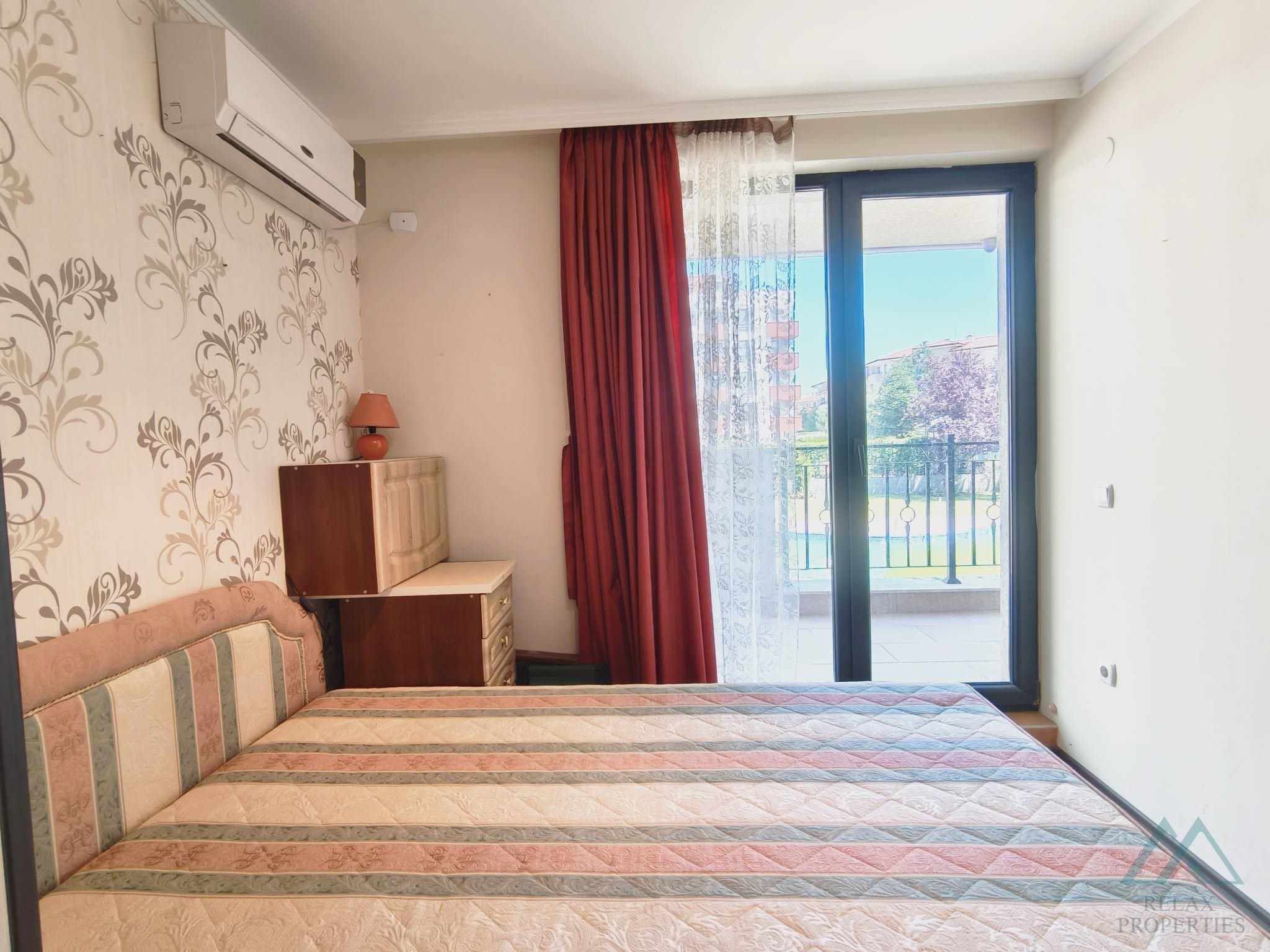 Zariadený 2-izbový apartmán s výhľadom na bazén v centre Slnečného pobrežia - foto 10