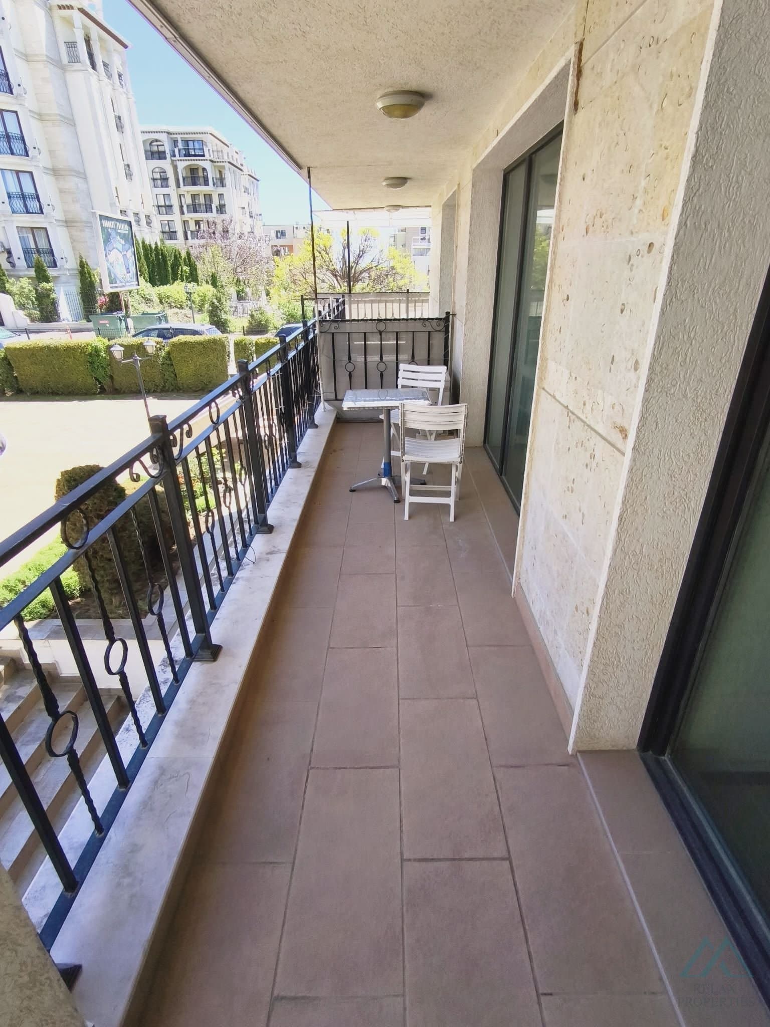 Zariadený 2-izbový apartmán s výhľadom na bazén v centre Slnečného pobrežia - 3