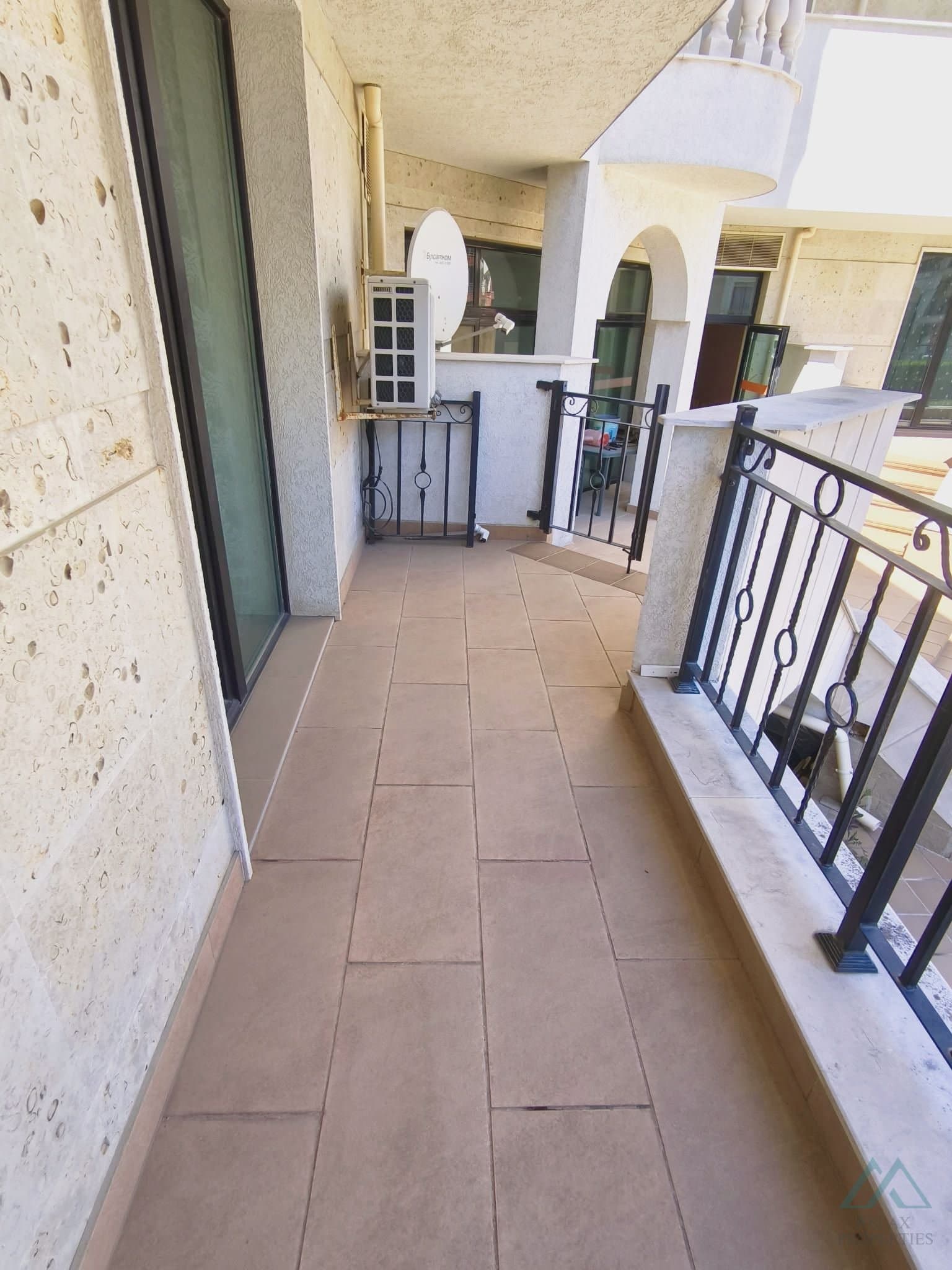 Zariadený 2-izbový apartmán s výhľadom na bazén v centre Slnečného pobrežia - 2