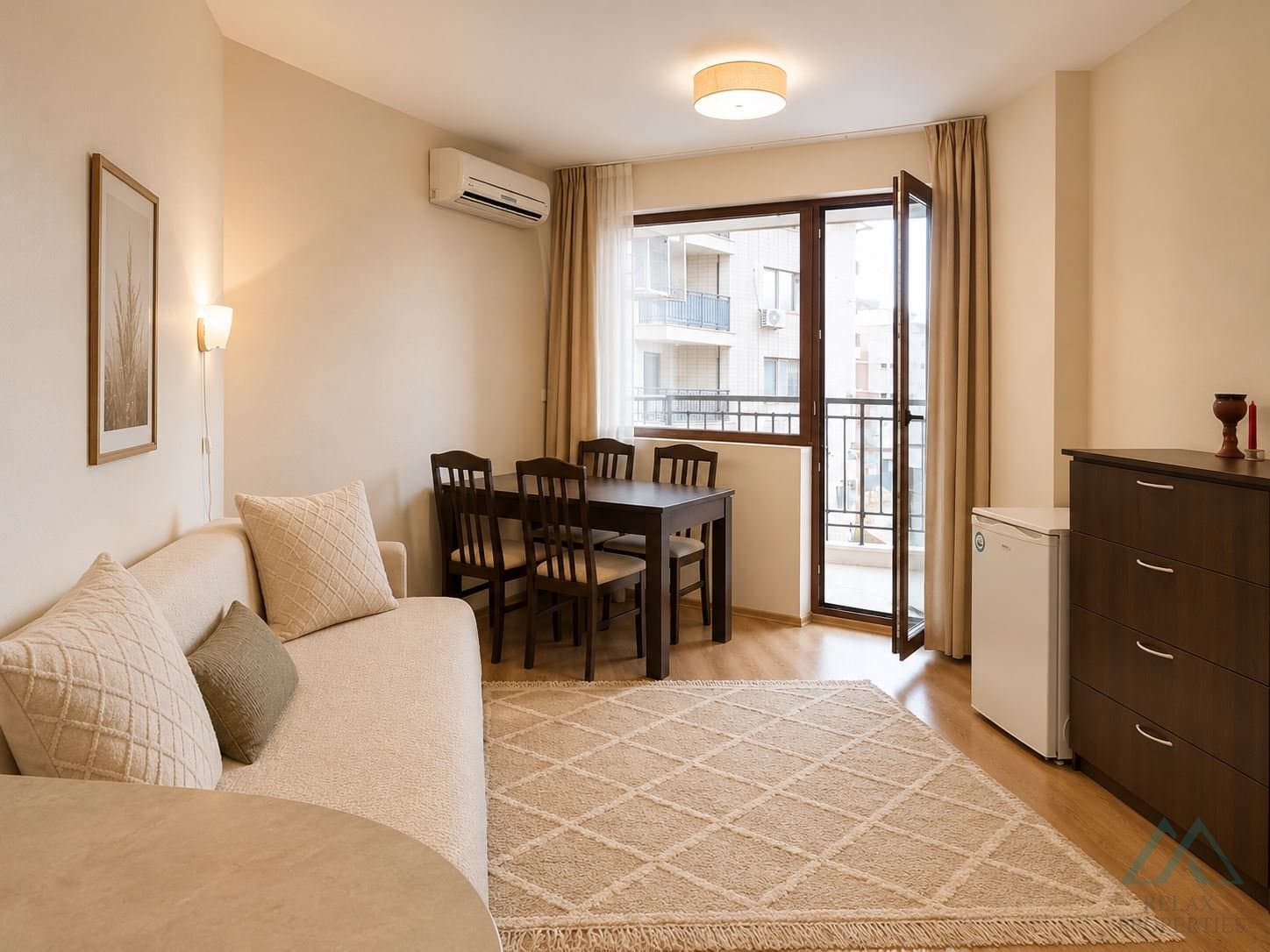 Zariadený 2-izbový apartmán s výhľadom na bazén v centre Slnečného pobrežia - foto 8