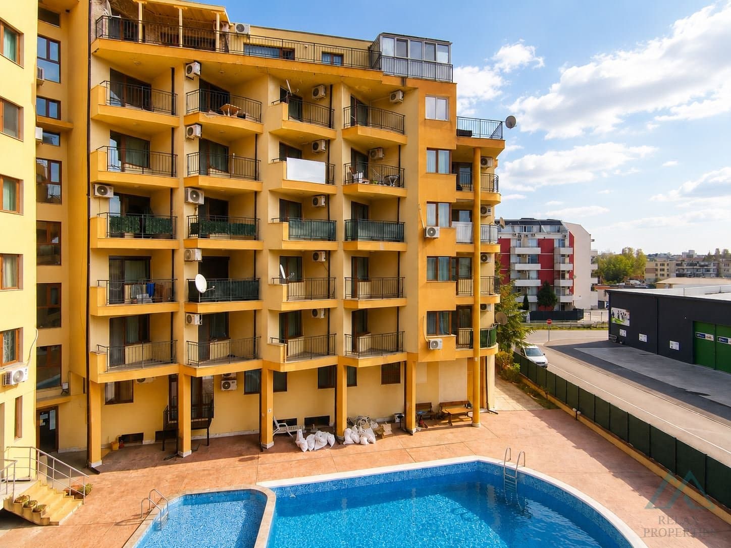 Zariadený 2-izbový apartmán s výhľadom na bazén v centre Slnečného pobrežia - foto 12