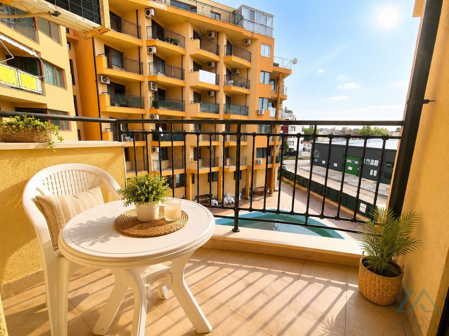 Zariadený 2-izbový apartmán s výhľadom na bazén v centre Slnečného pobrežia - foto 11