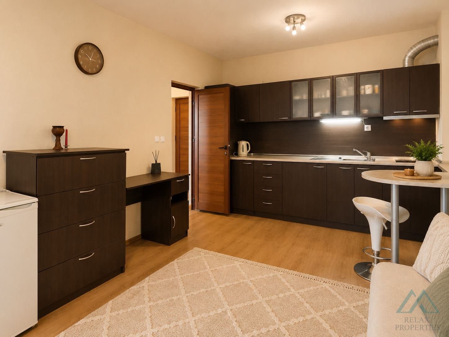 Zariadený 2-izbový apartmán s výhľadom na bazén v centre Slnečného pobrežia - foto 9