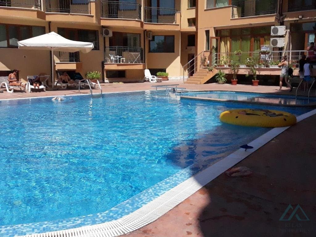 Zariadený 2-izbový apartmán s výhľadom na bazén v centre Slnečného pobrežia - foto 13