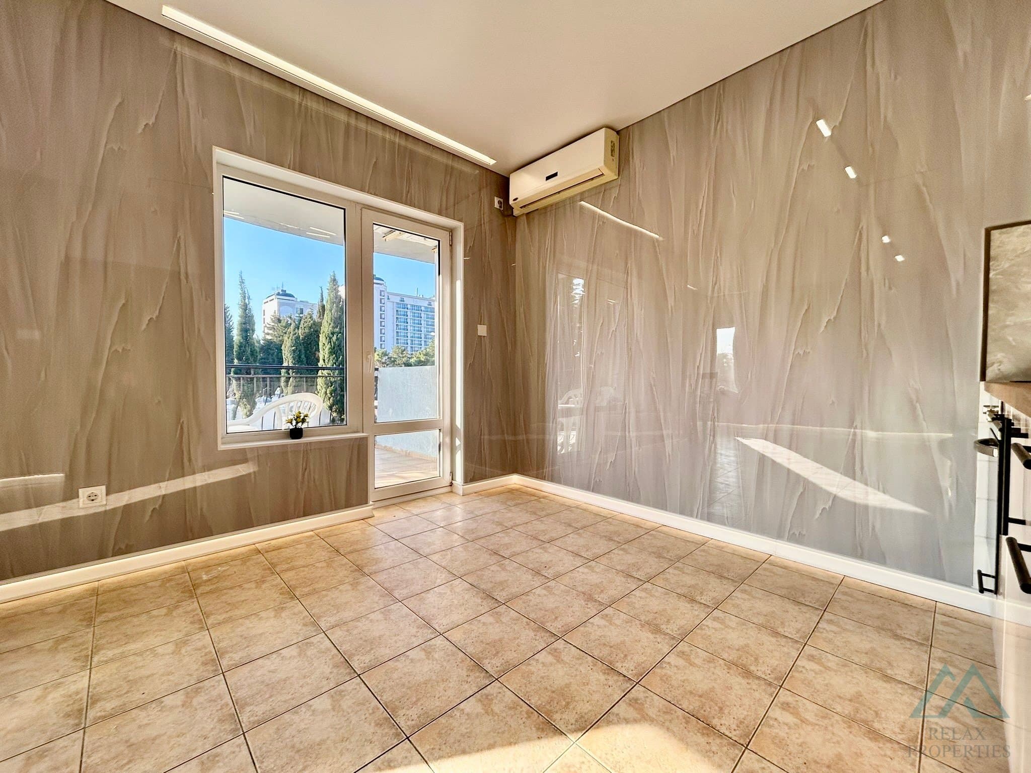 2-izbový apartmán s výhľadom na bazén, 300 m od mora – Sveti Vlas - foto 13