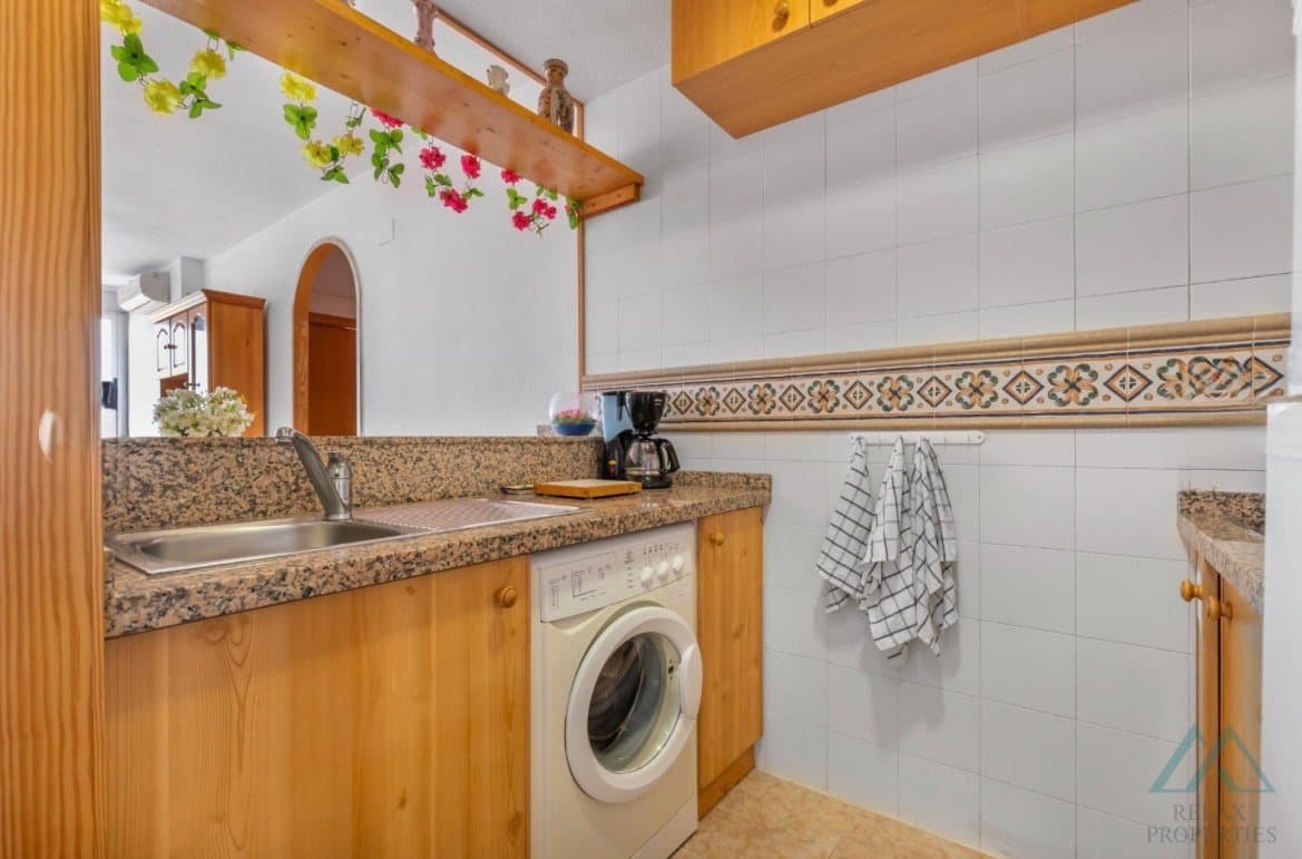 Svetlý apartmán s čiastočným výhľadom na more, len 280 m od pláže La Mata, Torrevieja, Španielsko - foto 6