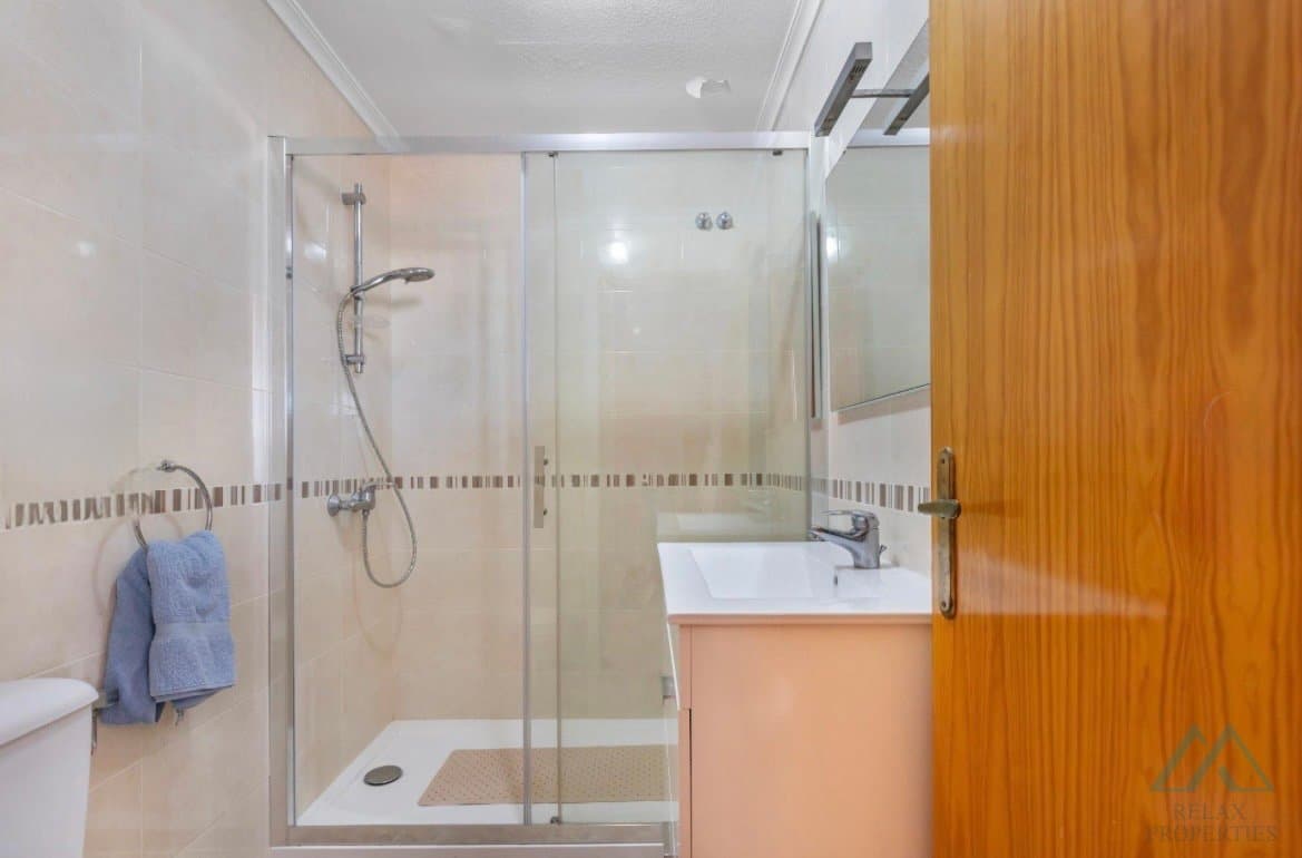 Svetlý apartmán s čiastočným výhľadom na more, len 280 m od pláže La Mata, Torrevieja, Španielsko - foto 17