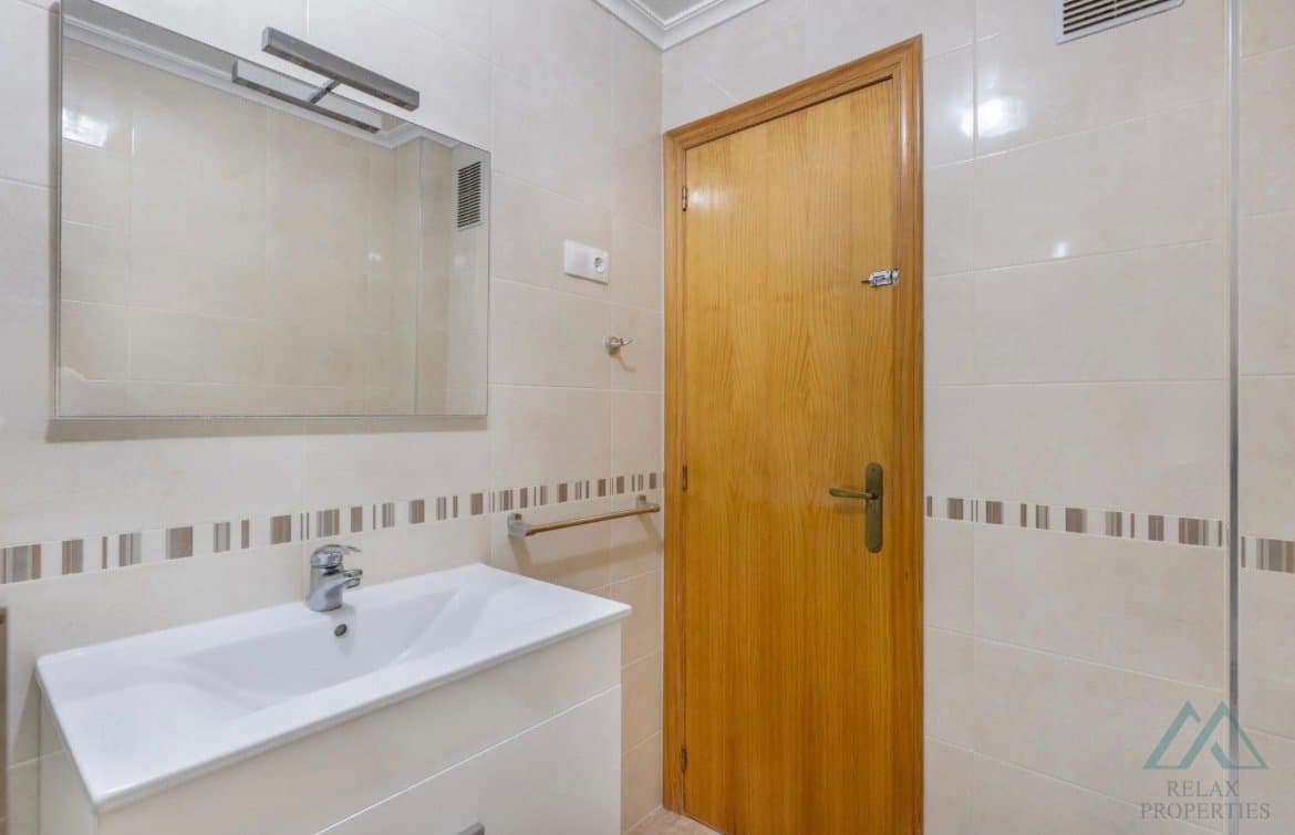 Svetlý apartmán s čiastočným výhľadom na more, len 280 m od pláže La Mata, Torrevieja, Španielsko - foto 18
