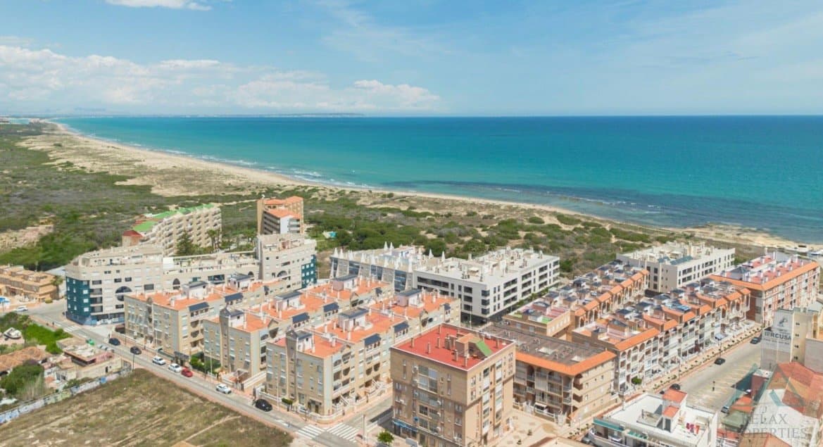 Svetlý apartmán s čiastočným výhľadom na more, len 280 m od pláže La Mata, Torrevieja, Španielsko - 1