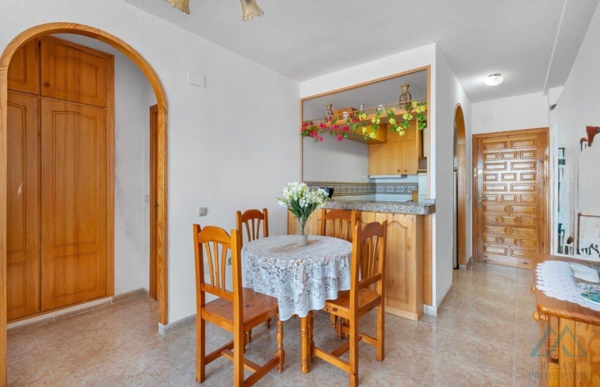 Svetlý apartmán s čiastočným výhľadom na more, len 280 m od pláže La Mata, Torrevieja, Španielsko - foto 10