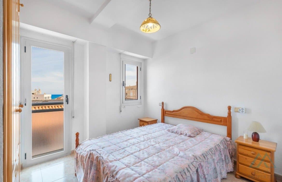 Svetlý apartmán s čiastočným výhľadom na more, len 280 m od pláže La Mata, Torrevieja, Španielsko - foto 15