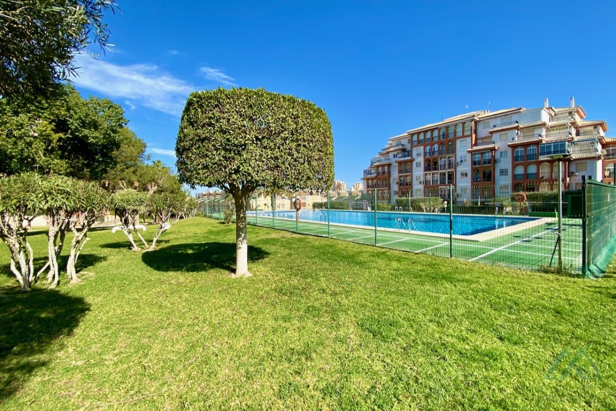 Apartmán s presklenou terasou a výhľadom na more v komplexe Torresol, La Mata, Španielsko - foto 6