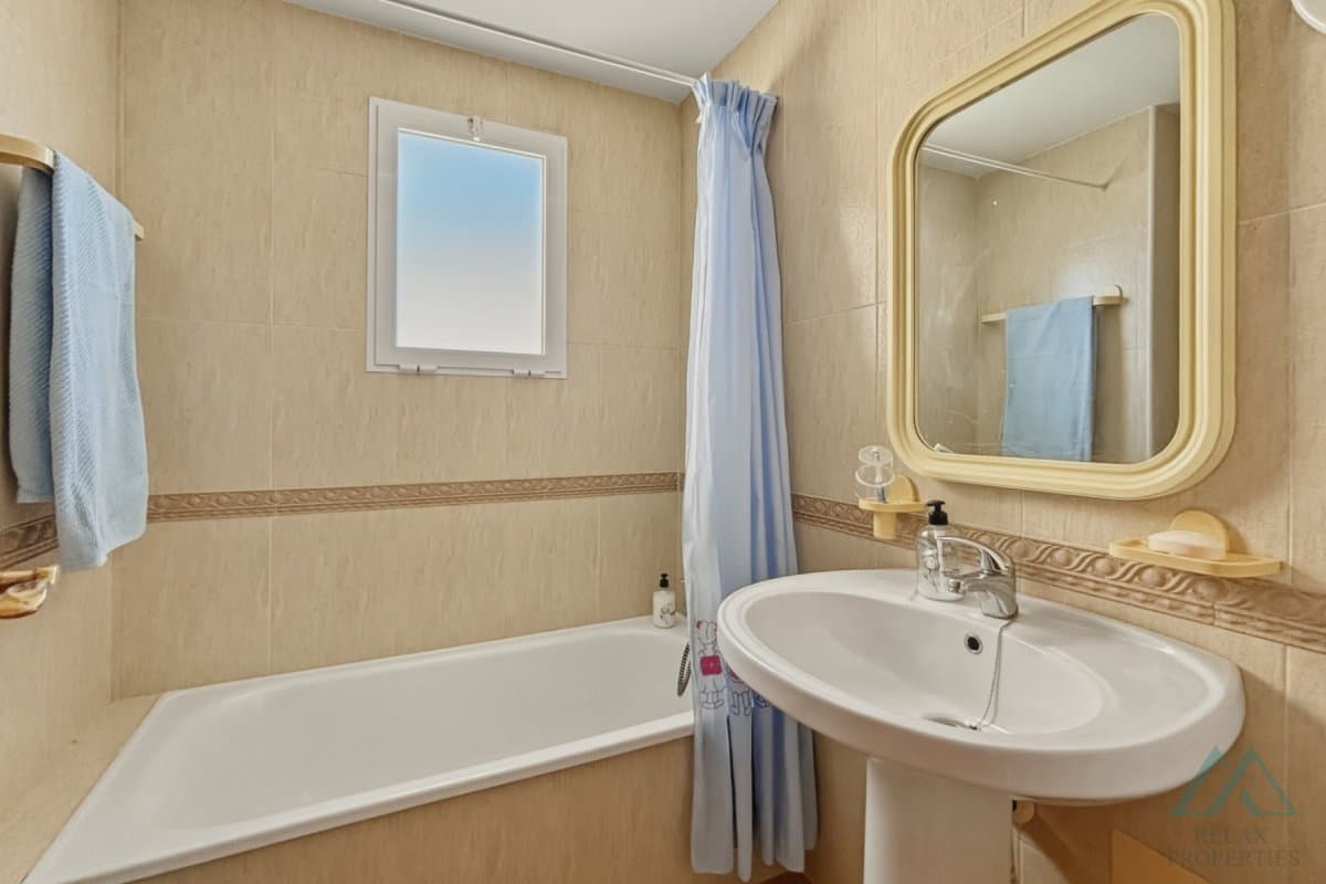 Apartmán s presklenou terasou a výhľadom na more v komplexe Torresol, La Mata, Španielsko - foto 24