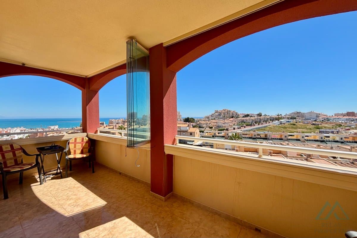Apartmán s presklenou terasou a výhľadom na more v komplexe Torresol, La Mata, Španielsko - foto 18