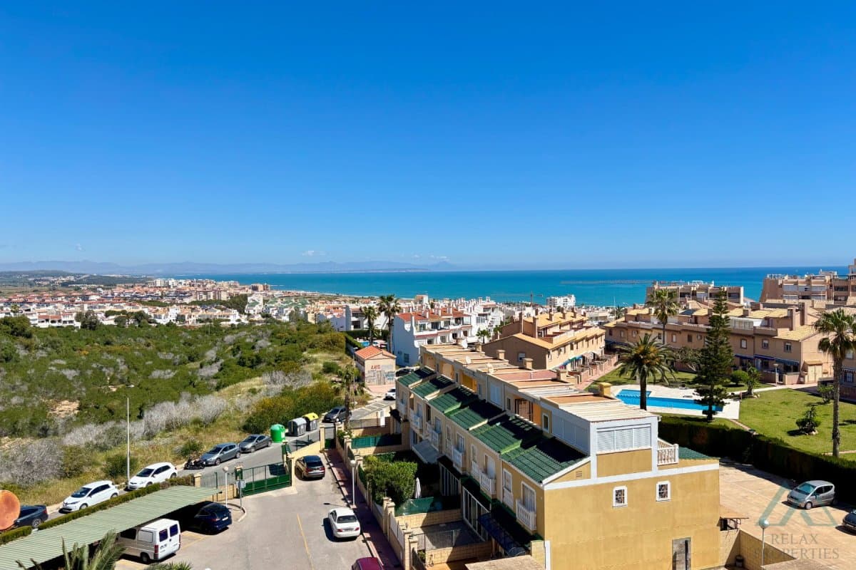 Apartmán s presklenou terasou a výhľadom na more v komplexe Torresol, La Mata, Španielsko - foto 19