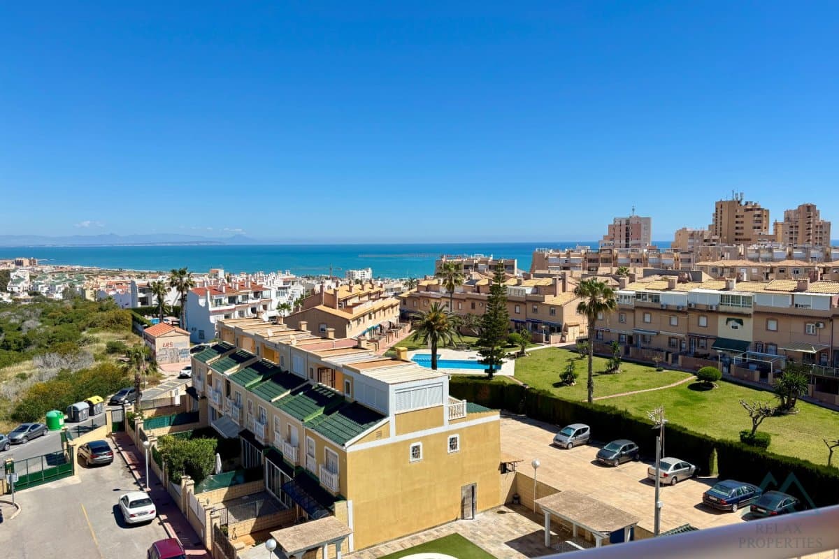 Apartmán s presklenou terasou a výhľadom na more v komplexe Torresol, La Mata, Španielsko - foto 20