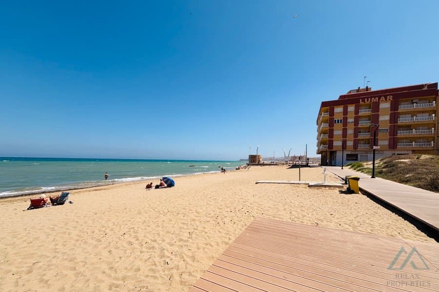 Apartmán v prvej línii top lokalita La Mata s výhľadom na more, len 85 m od pláže - foto 11